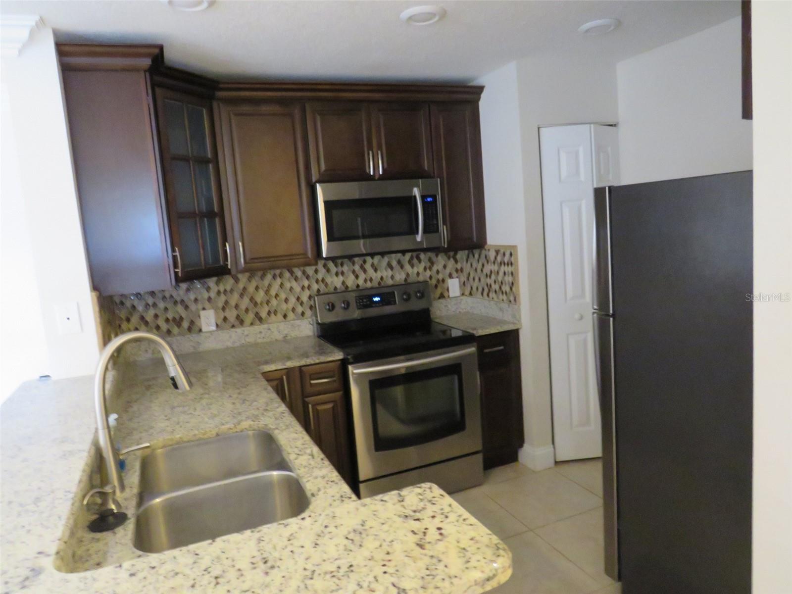 O6414612 Property Photo 5