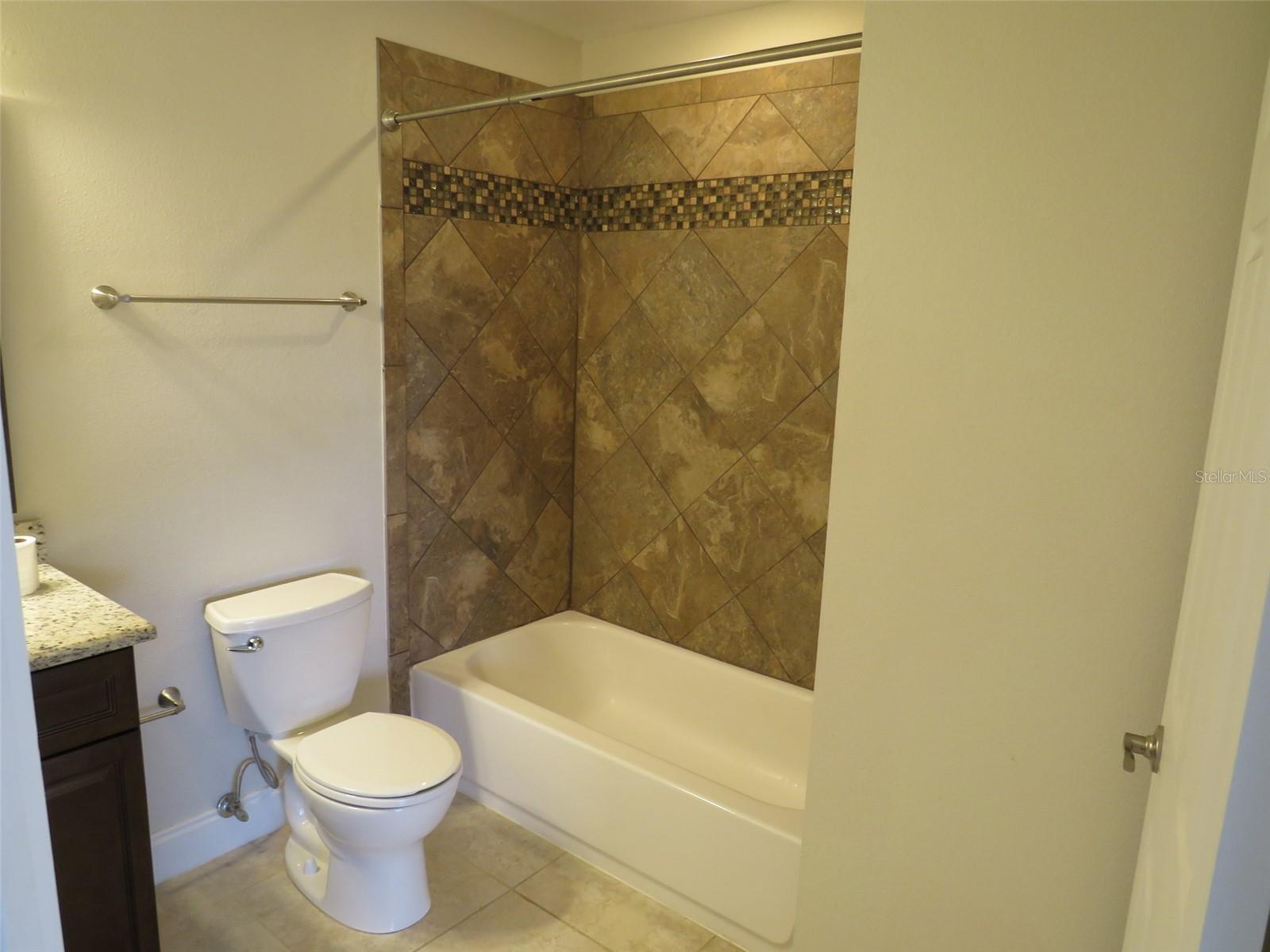 O6414612 Property Photo 16