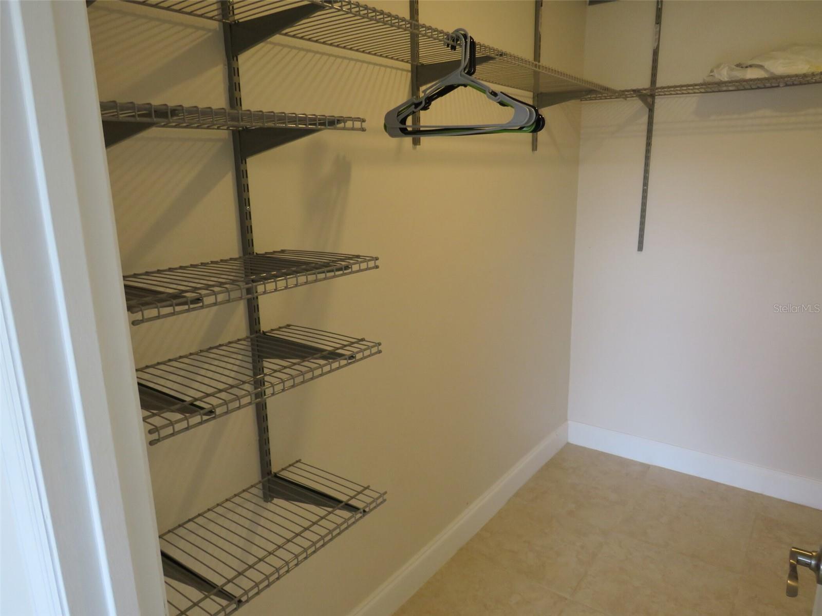 O6414612 Property Photo 17