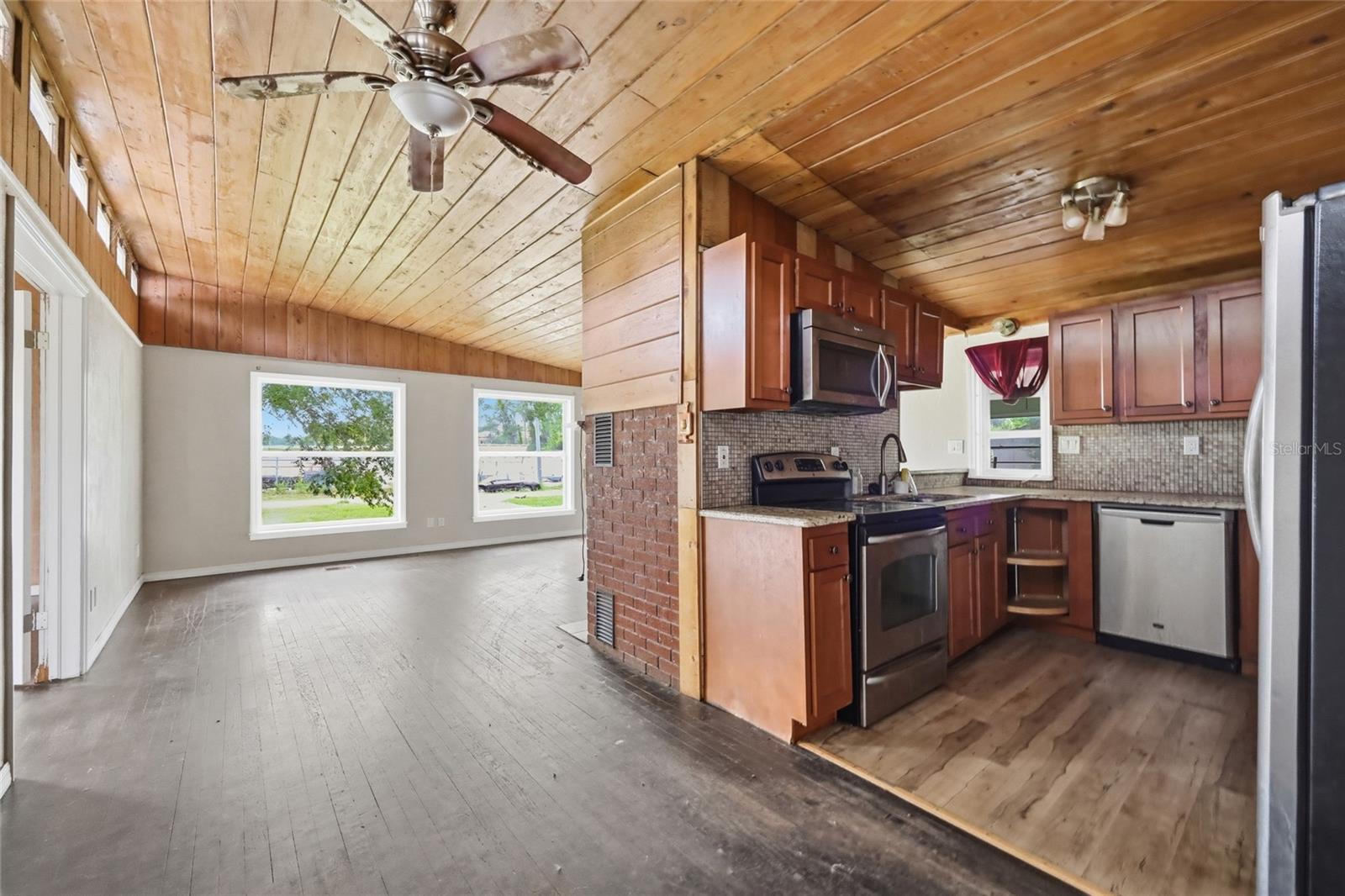 1881 Cottonwood St Property Photo 9