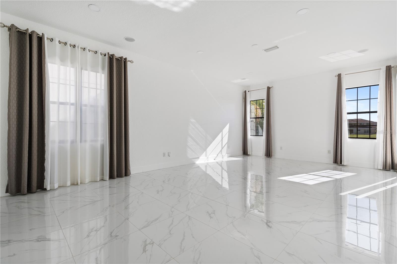 13019 Woodford St Property Photo 26
