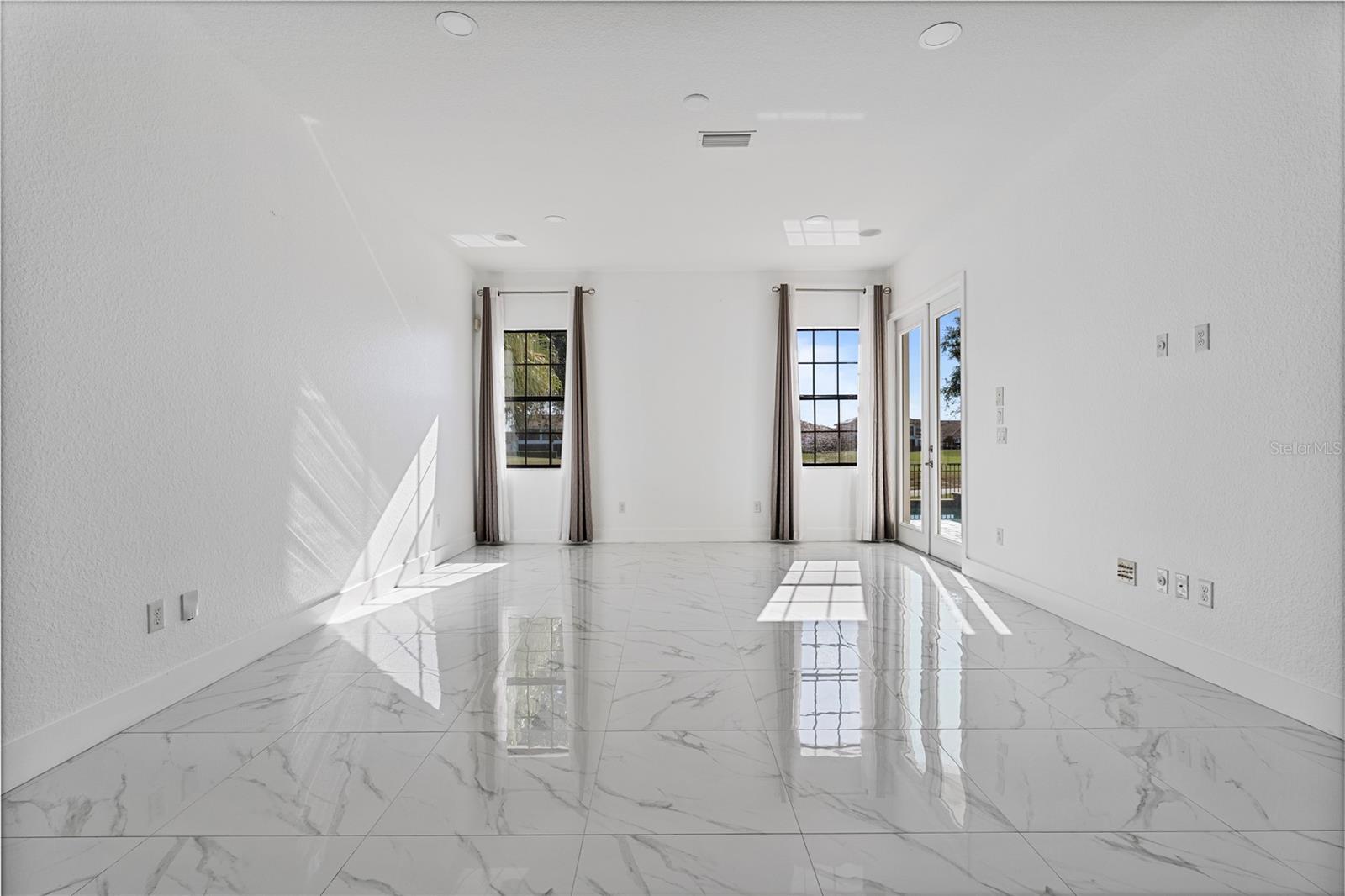 13019 Woodford St Property Photo 27