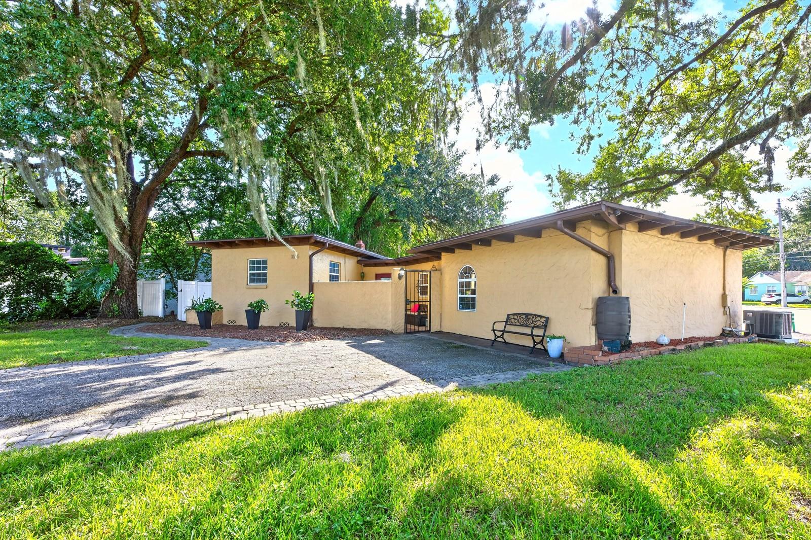 1835 Oak Ln Property Photo 1