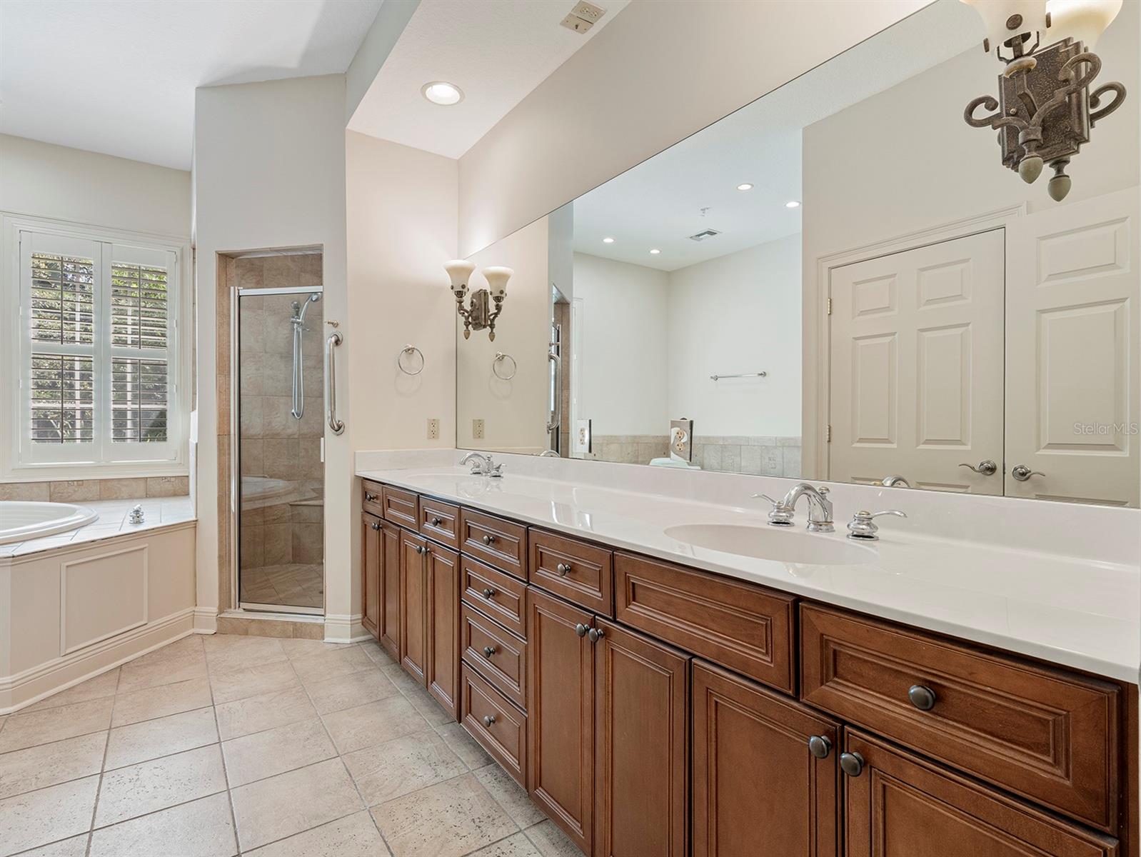 1223 Country Club Oaks Cir Property Photo 10