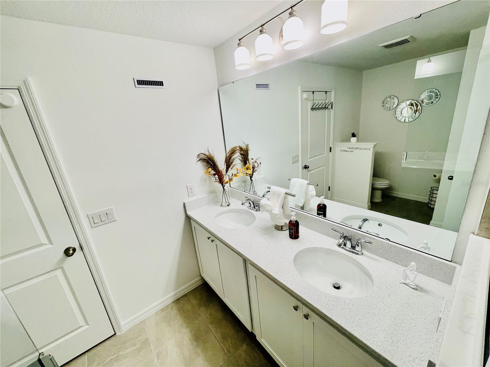 O6415042 Property Photo 25