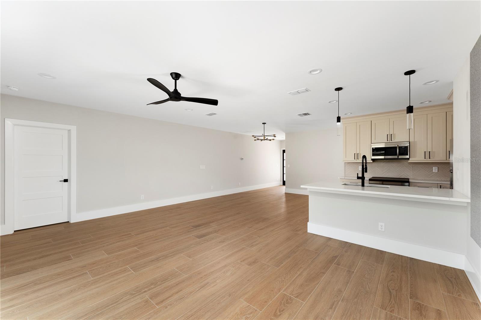 457 Riverview Ave Property Photo 11