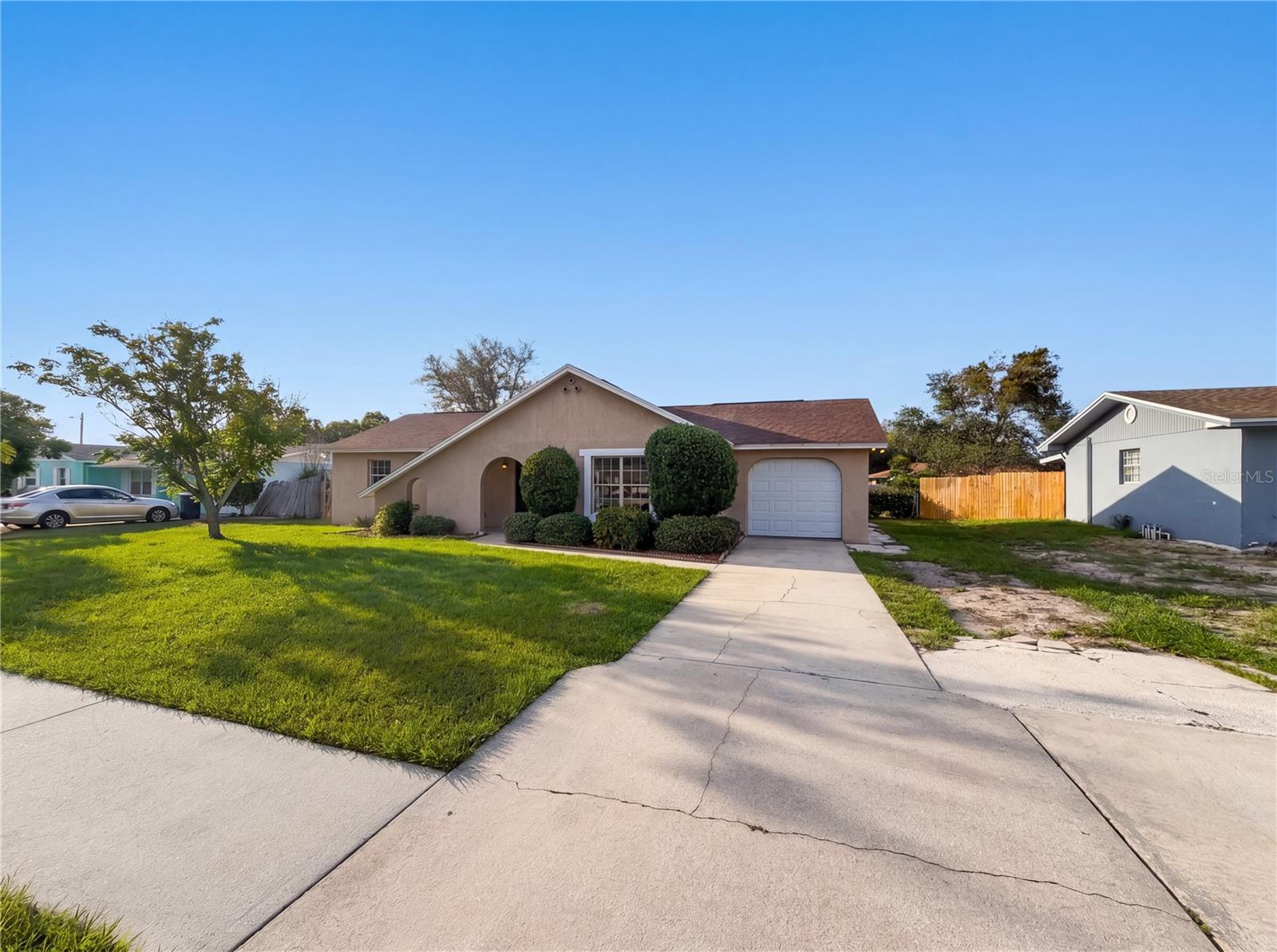 880 Fruitland Dr Property Photo 1