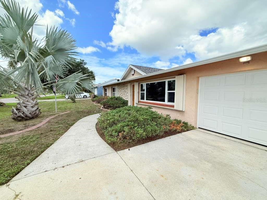 O6415292 Property Photo 2