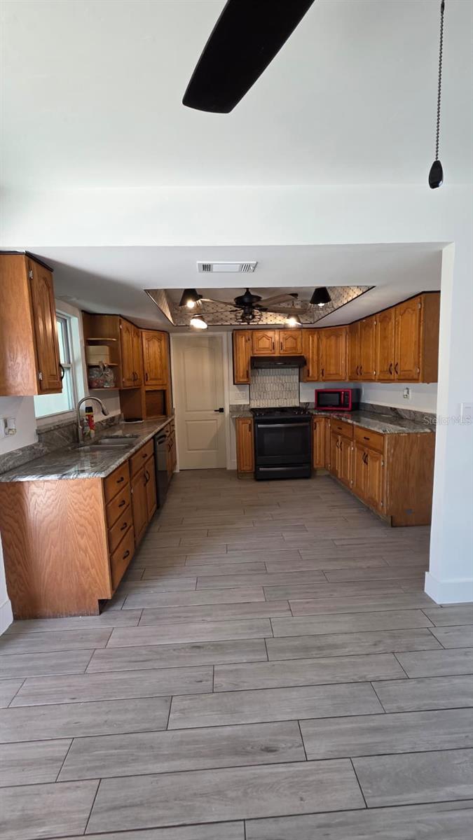 O6415292 Property Photo 8