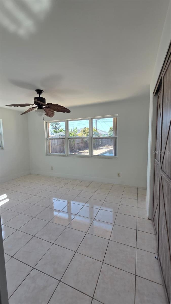 O6415292 Property Photo 11