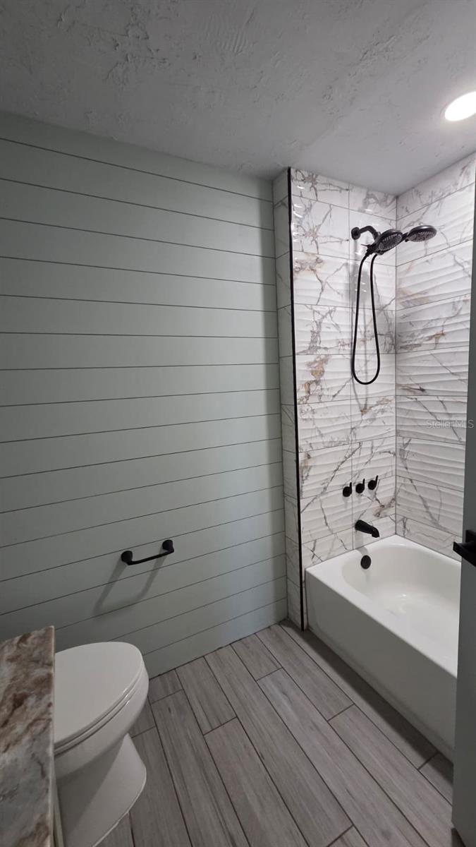 O6415292 Property Photo 13