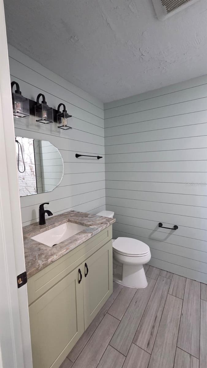 O6415292 Property Photo 14