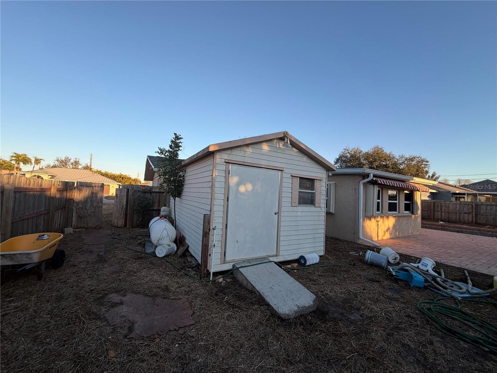 O6415292 Property Photo 24