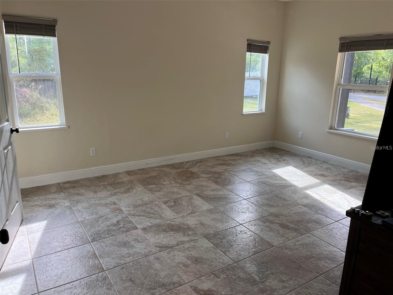 O6415313 Property Photo 12