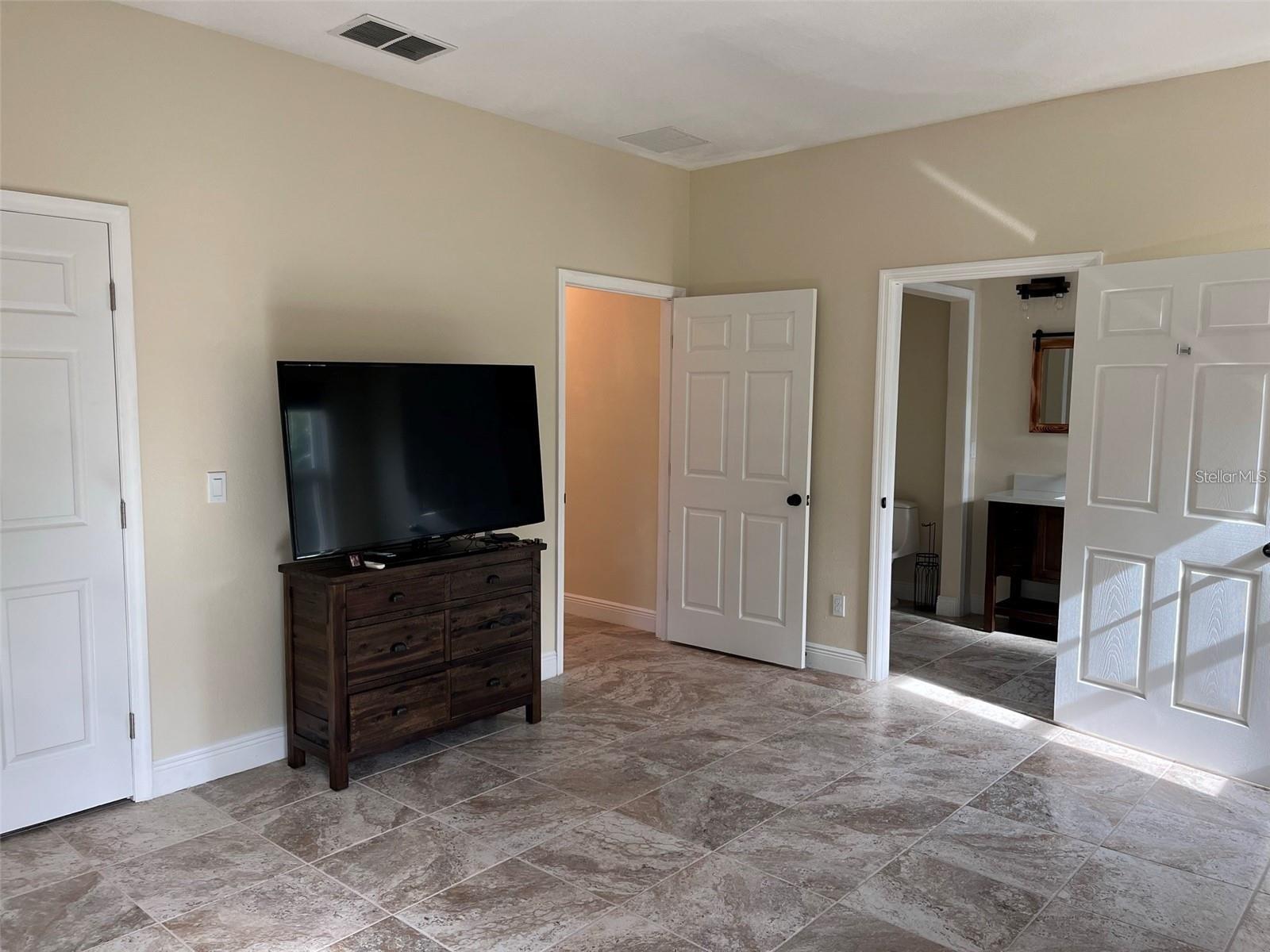 O6415313 Property Photo 13