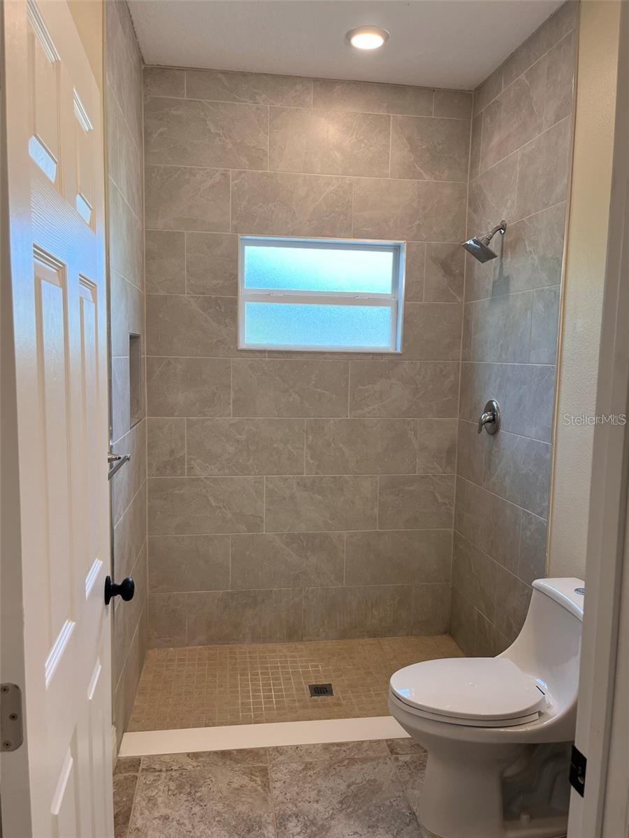 O6415313 Property Photo 17