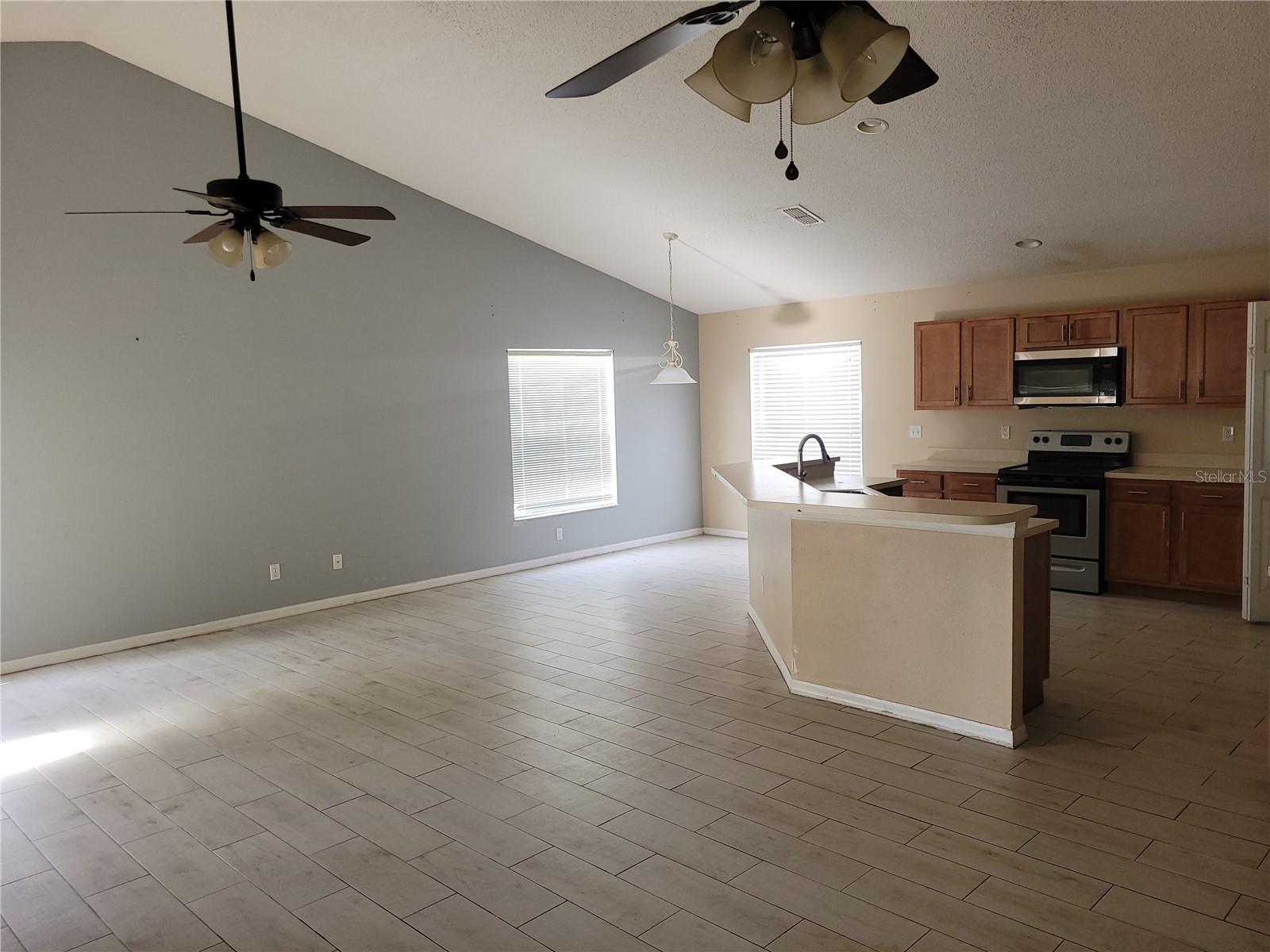1142 Bluegrass Dr Property Photo 3