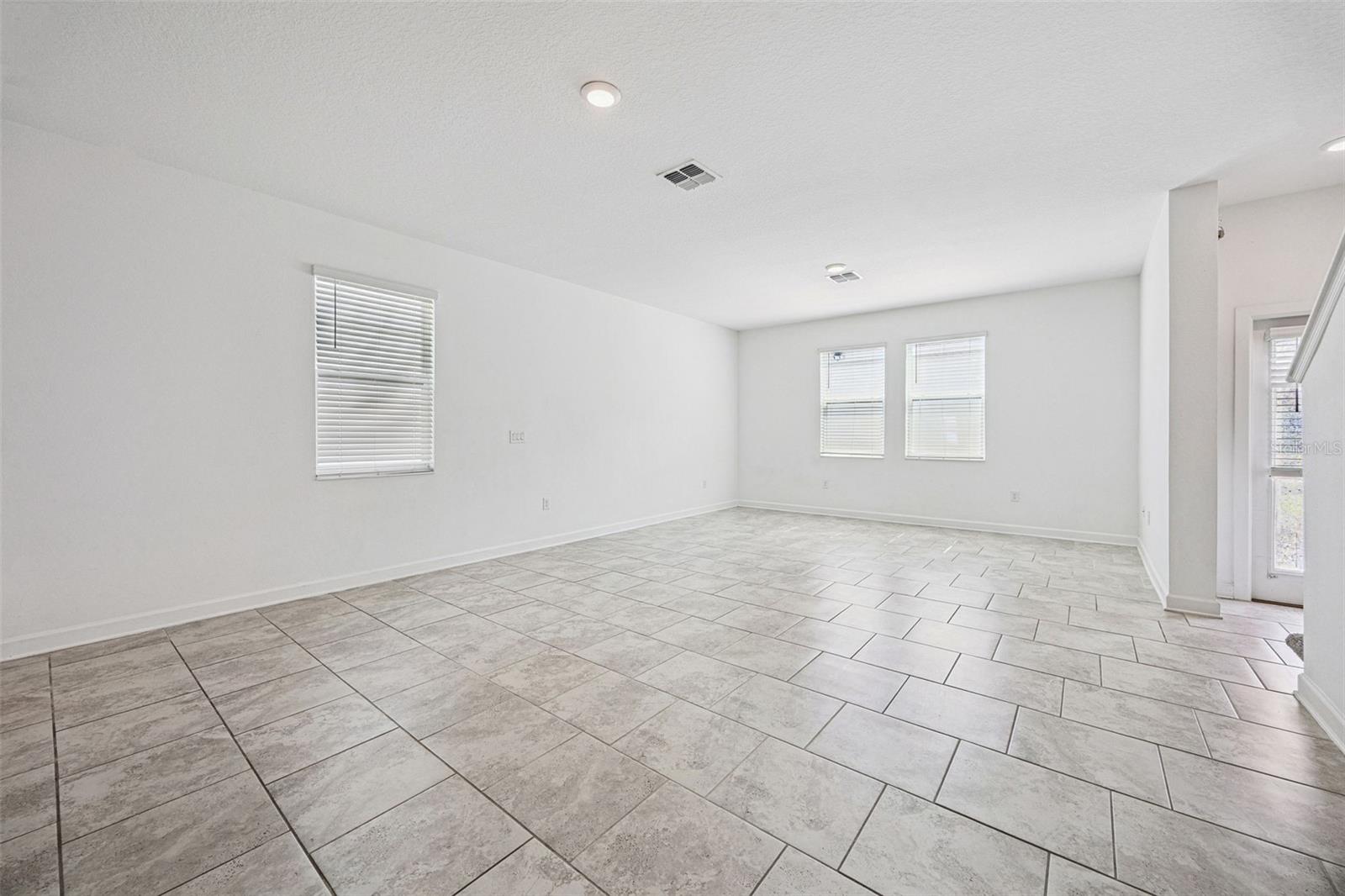 2975 Addison Blvd Property Photo 6