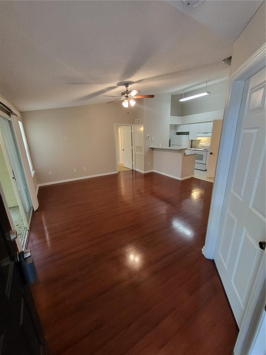 O6415779 Property Photo 5
