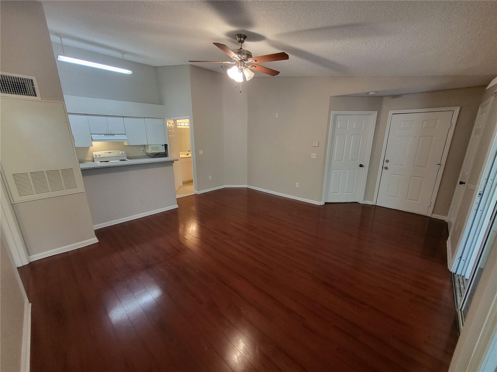 O6415779 Property Photo 9
