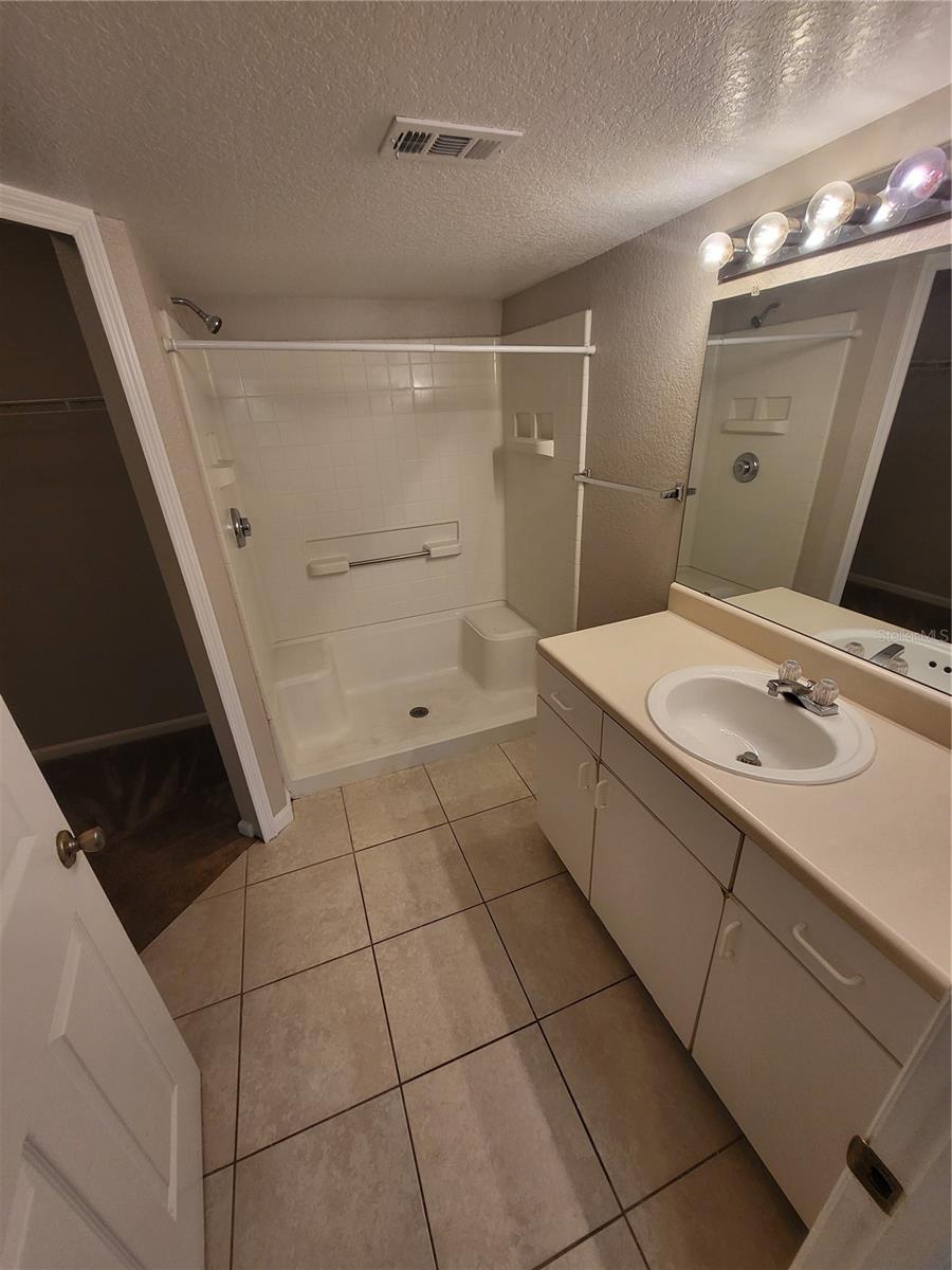 O6415779 Property Photo 27