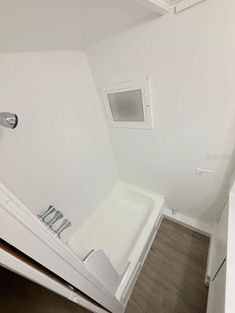 O6415822 Property Photo 18