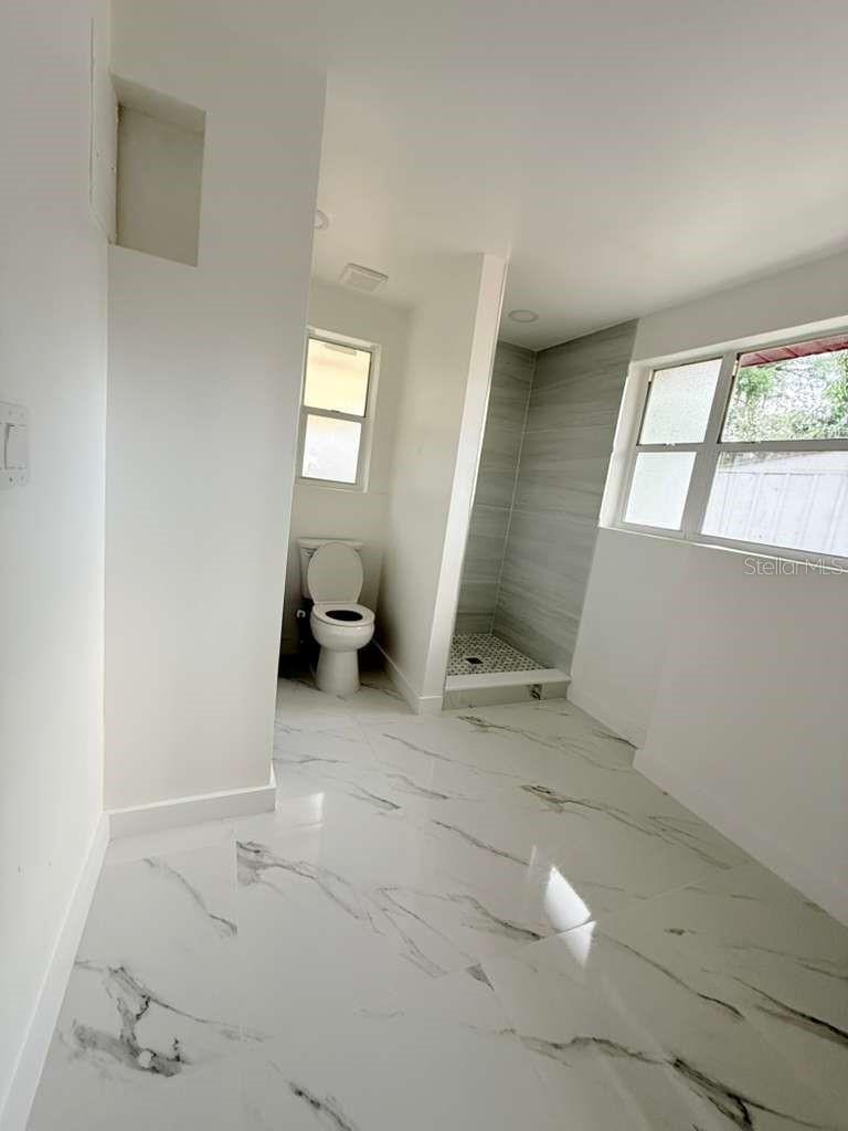 O6415822 Property Photo 20