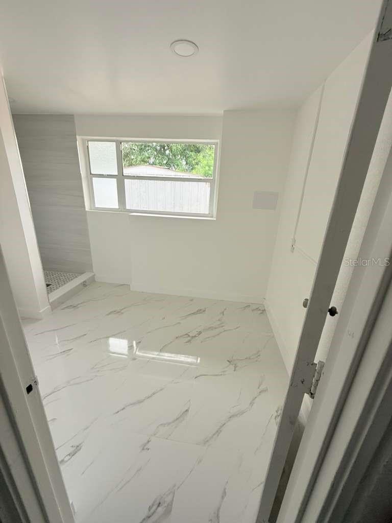 O6415822 Property Photo 21