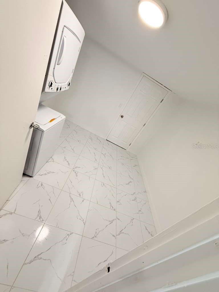 O6415822 Property Photo 22