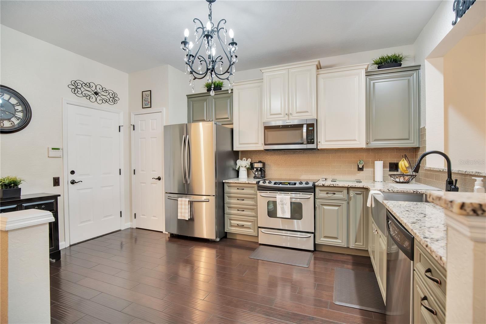 O6415959 Property Photo 18