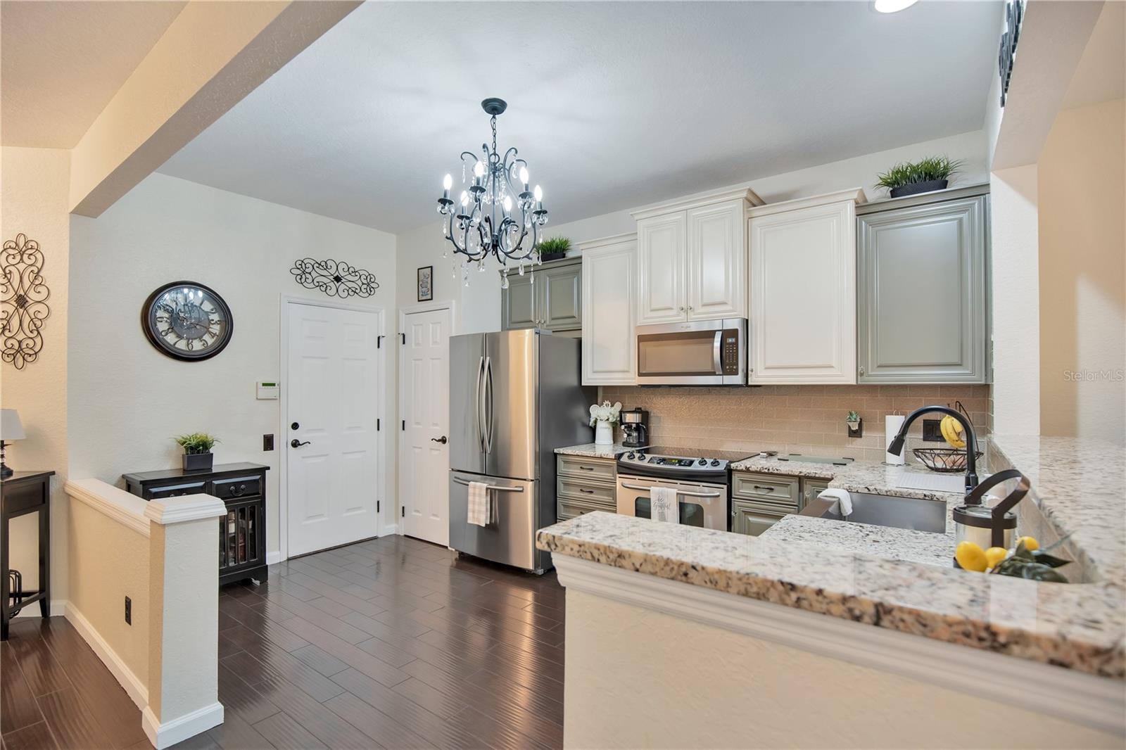 O6415959 Property Photo 19