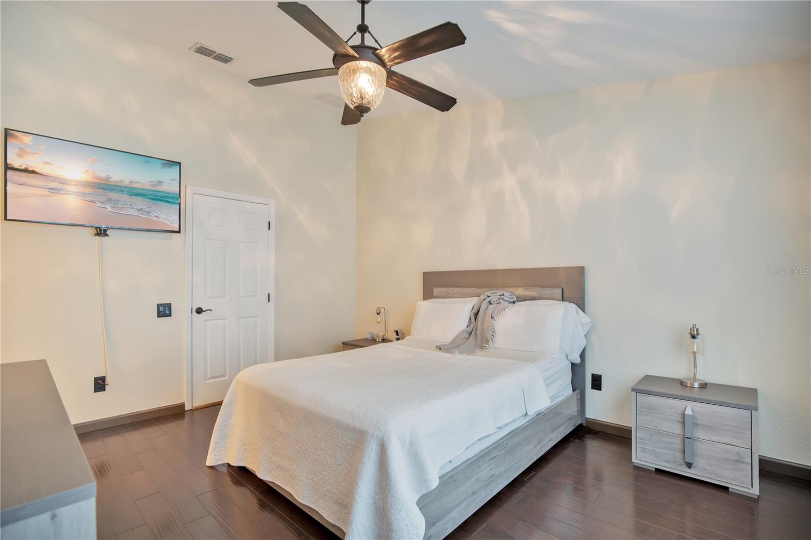 O6415959 Property Photo 33
