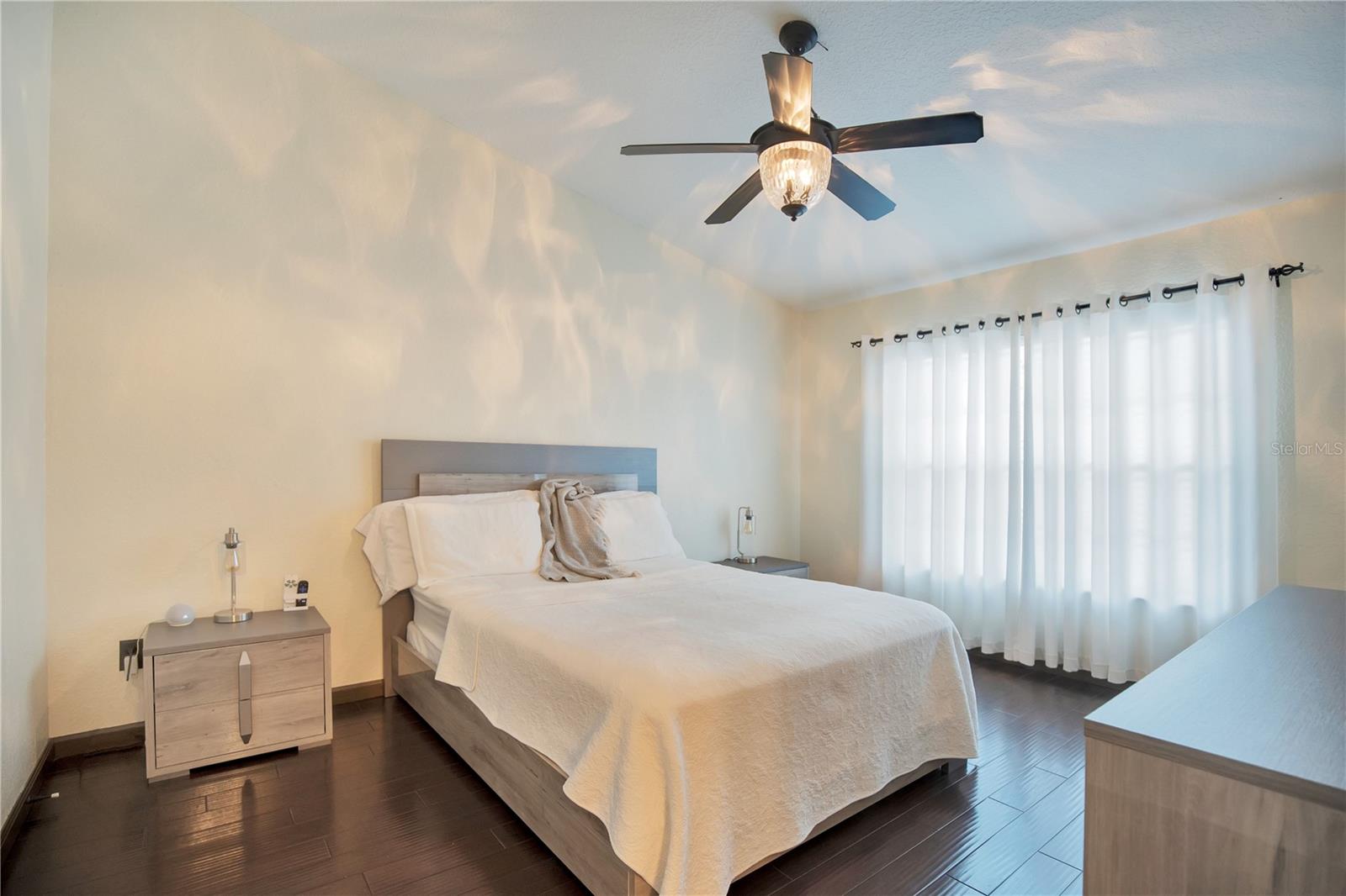 O6415959 Property Photo 34