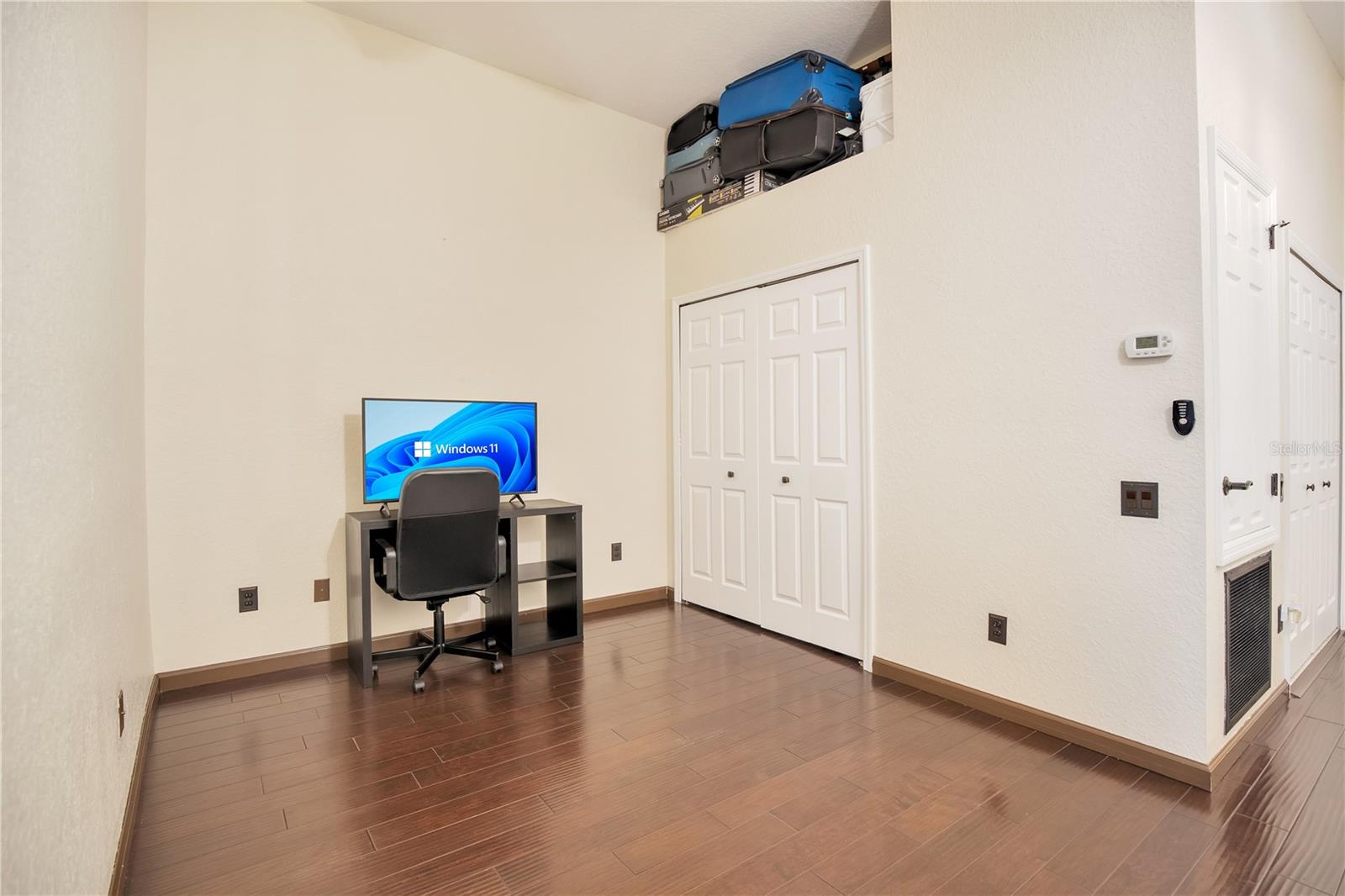 O6415959 Property Photo 35