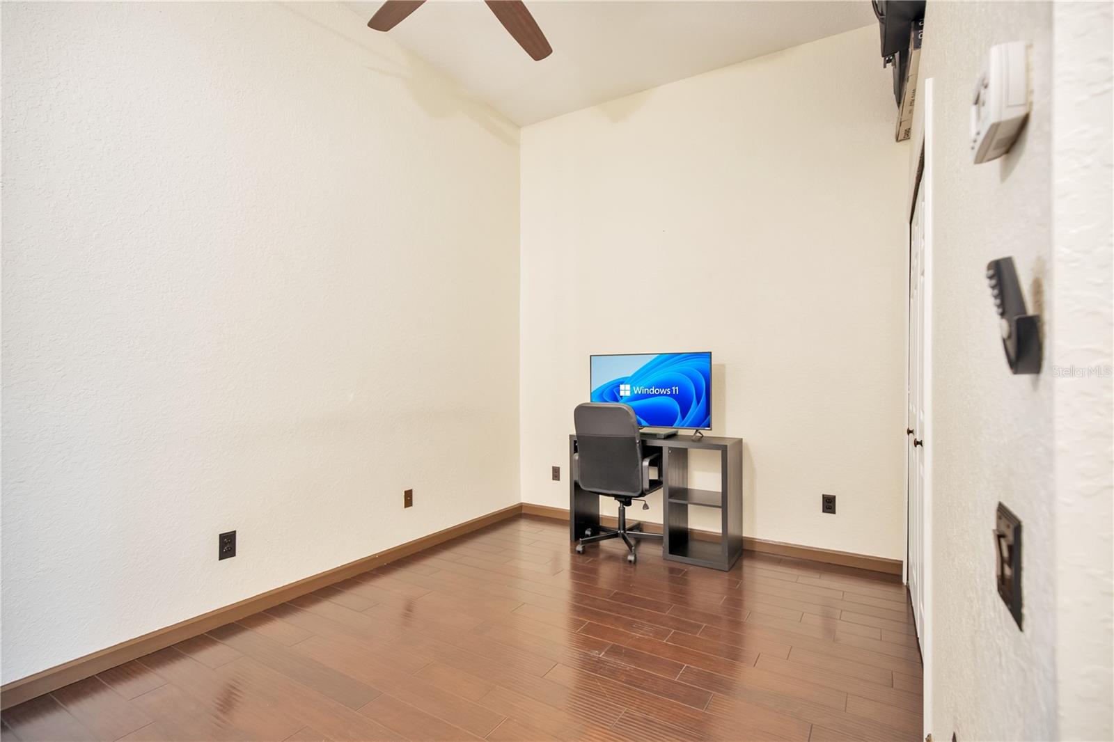 O6415959 Property Photo 36