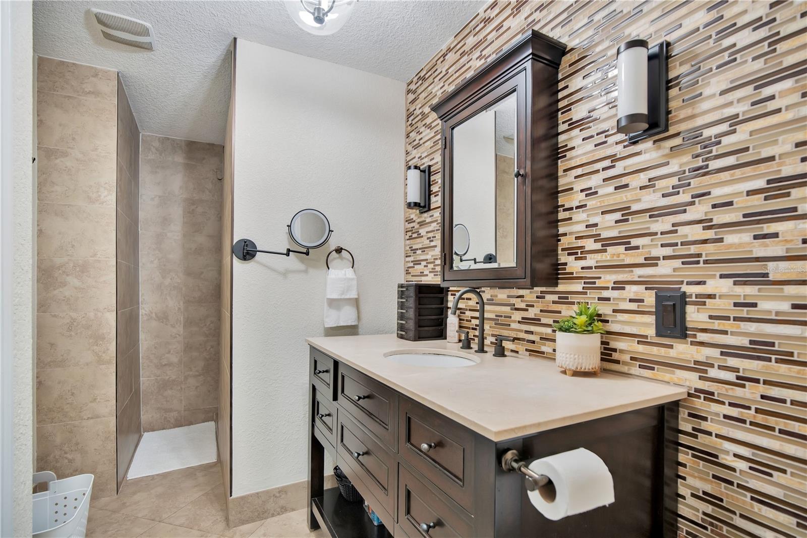 O6415959 Property Photo 37