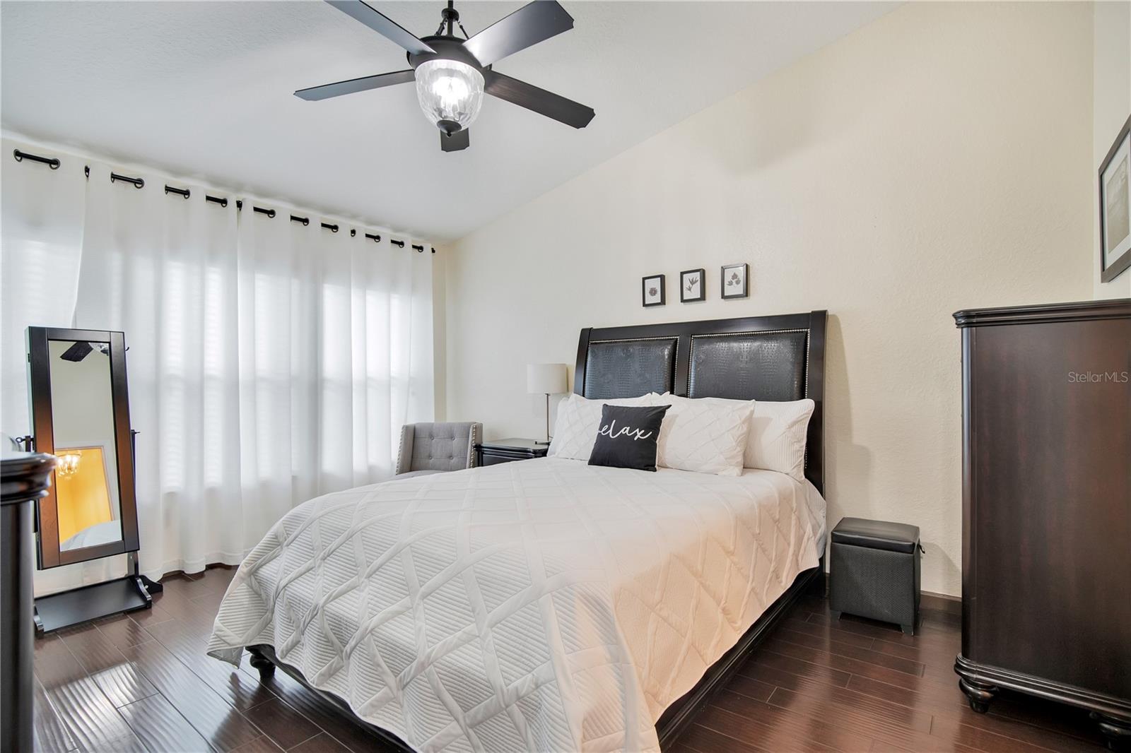 O6415959 Property Photo 38