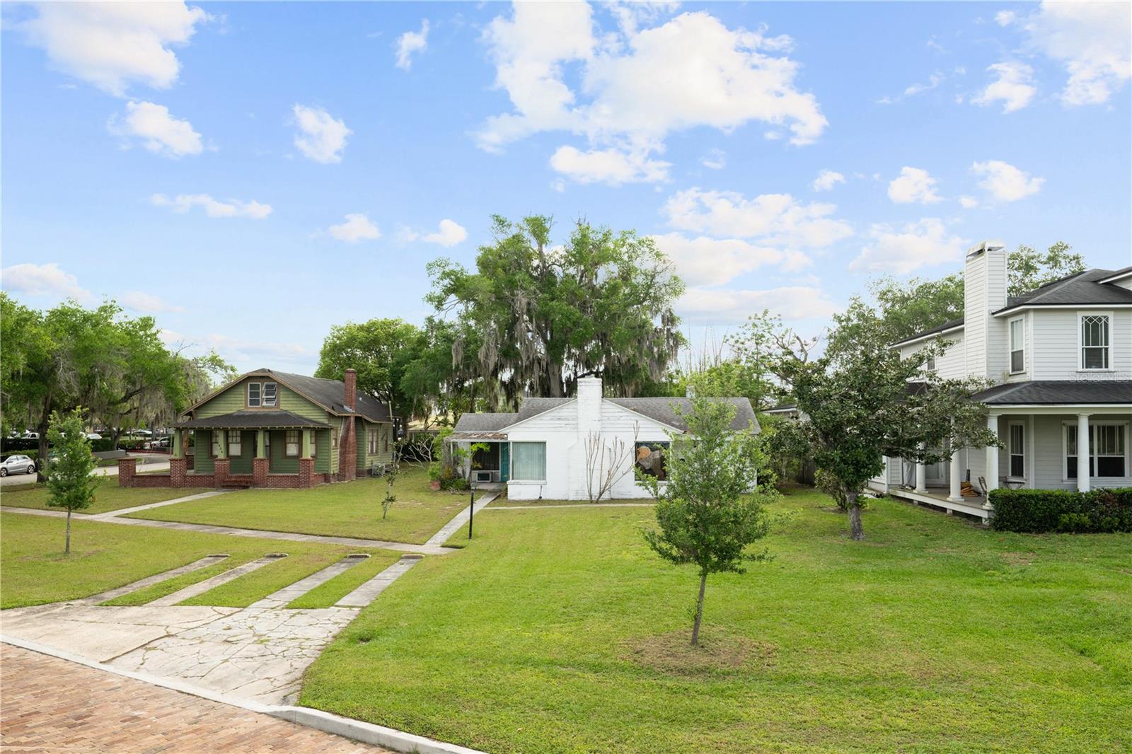 240 Killarney Dr Property Photo 2