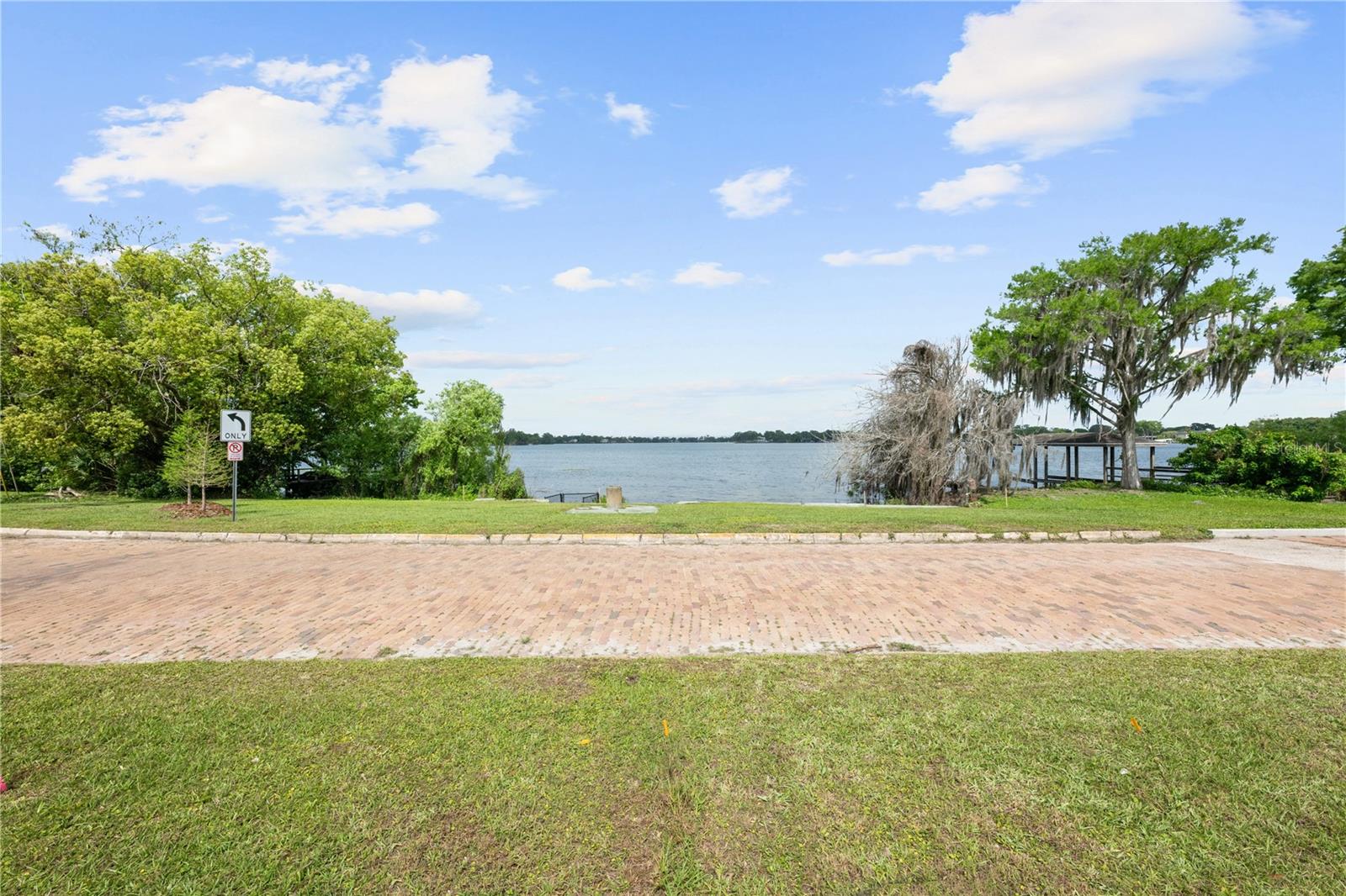 240 Killarney Dr Property Photo 4
