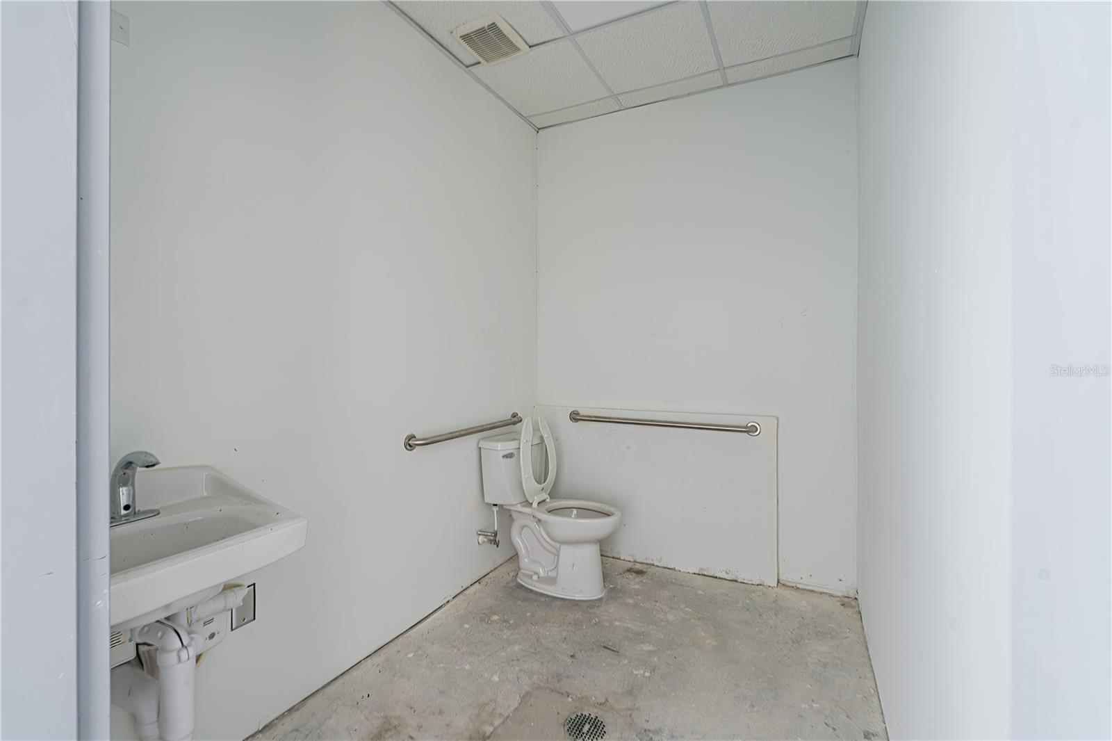 215 Center St #227 Property Photo 9