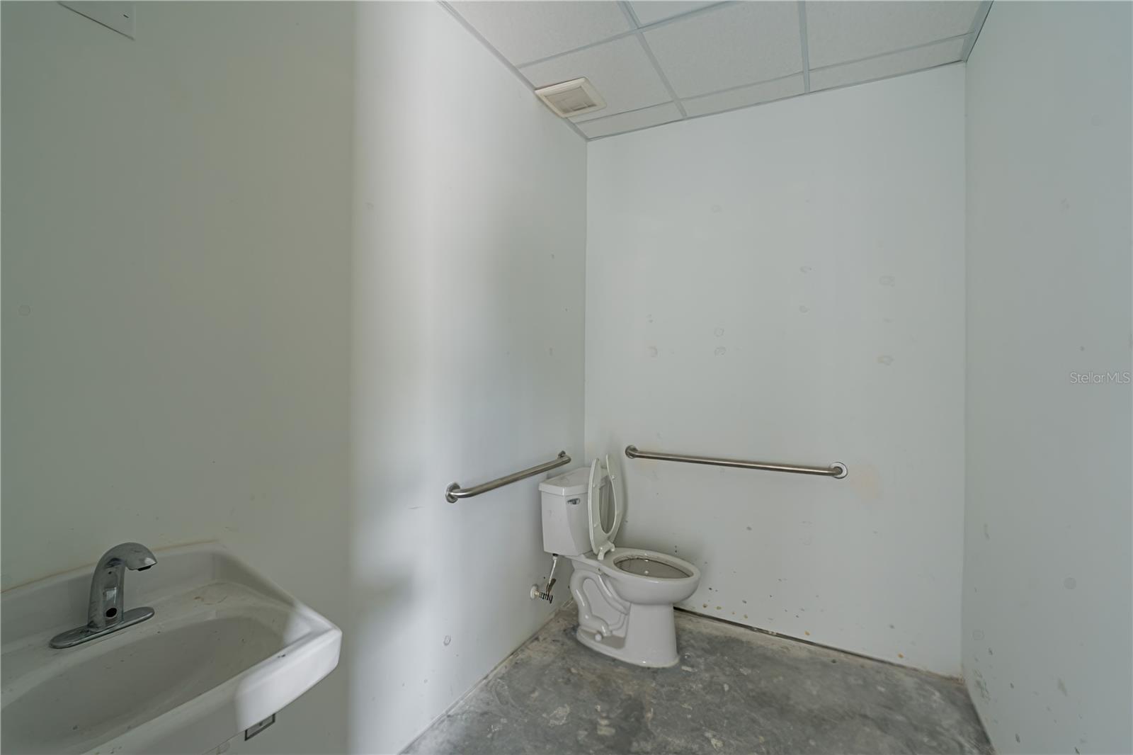 215 Center St #227 Property Photo 14