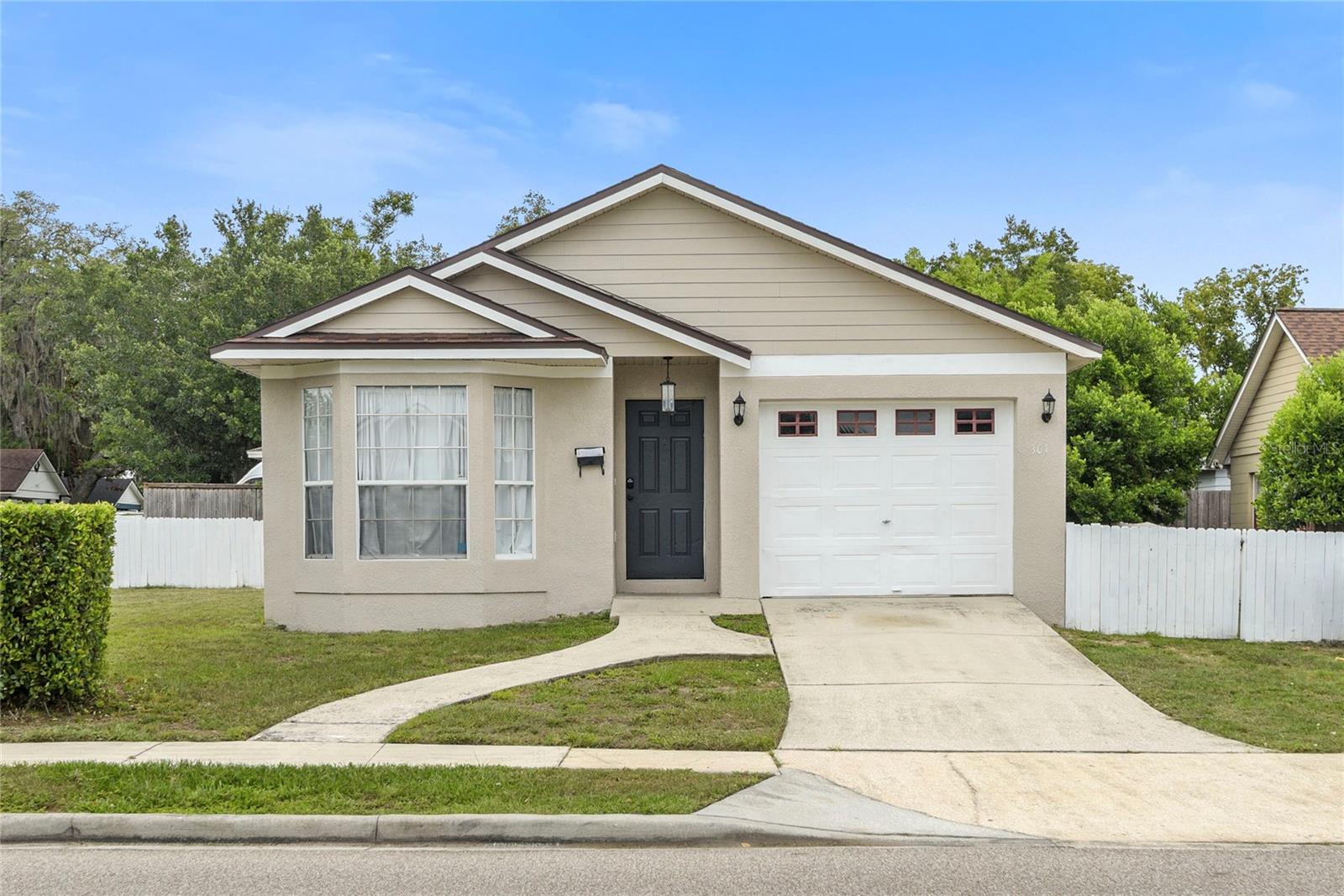 301 S CAPEN AVE Property Photo 1