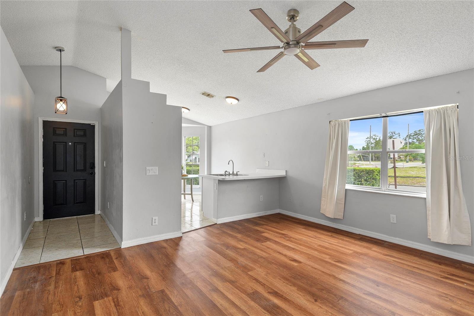 301 S Capen Ave Property Photo 4