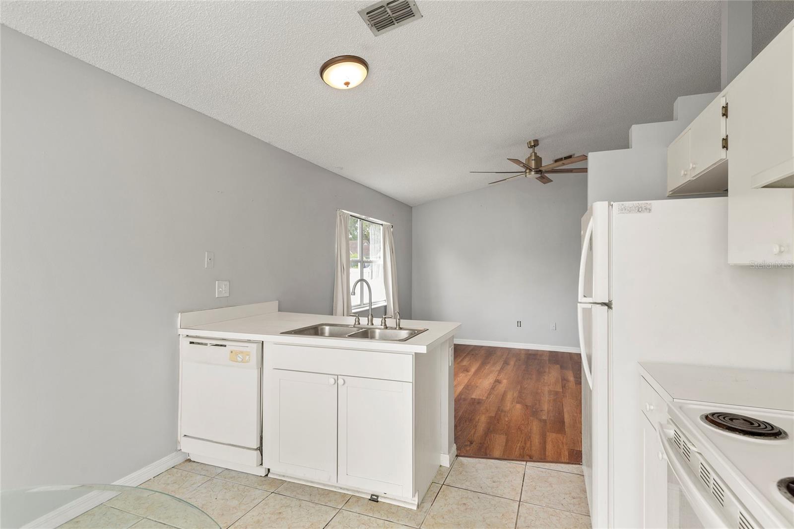 301 S Capen Ave Property Photo 11