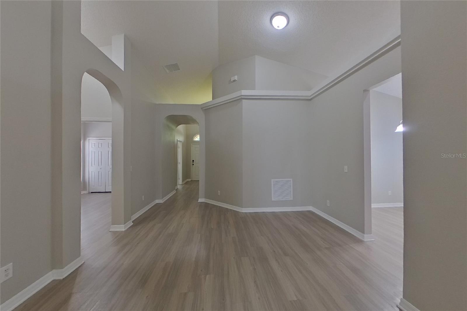 O6416366 Property Photo 2