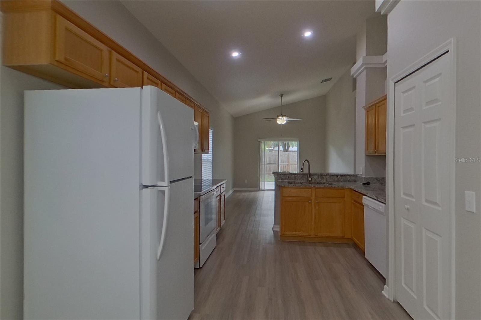 O6416366 Property Photo 3