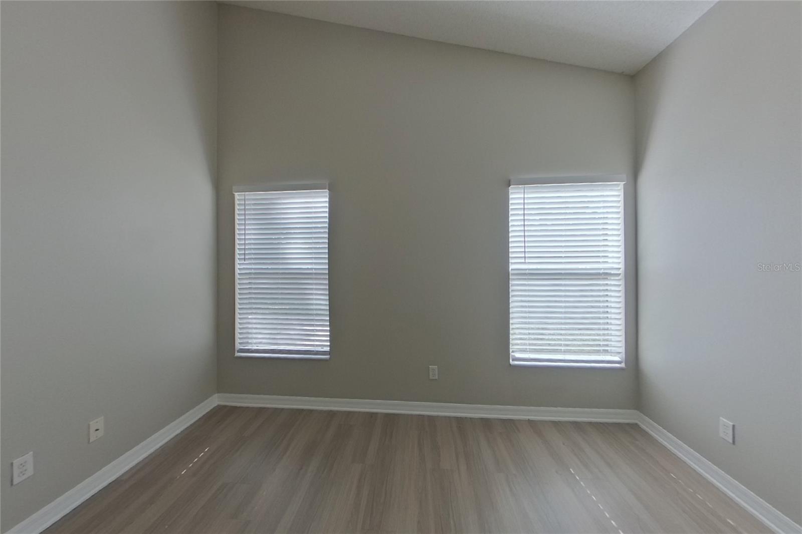 O6416366 Property Photo 5