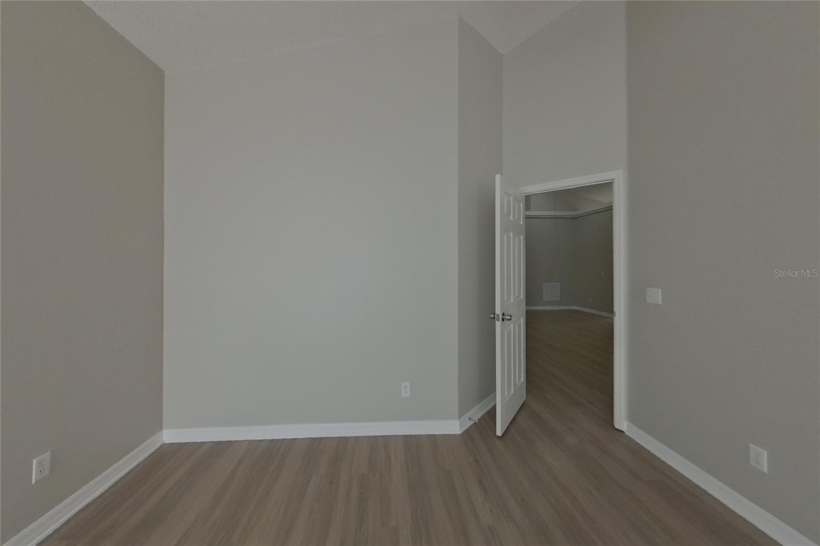 O6416366 Property Photo 6