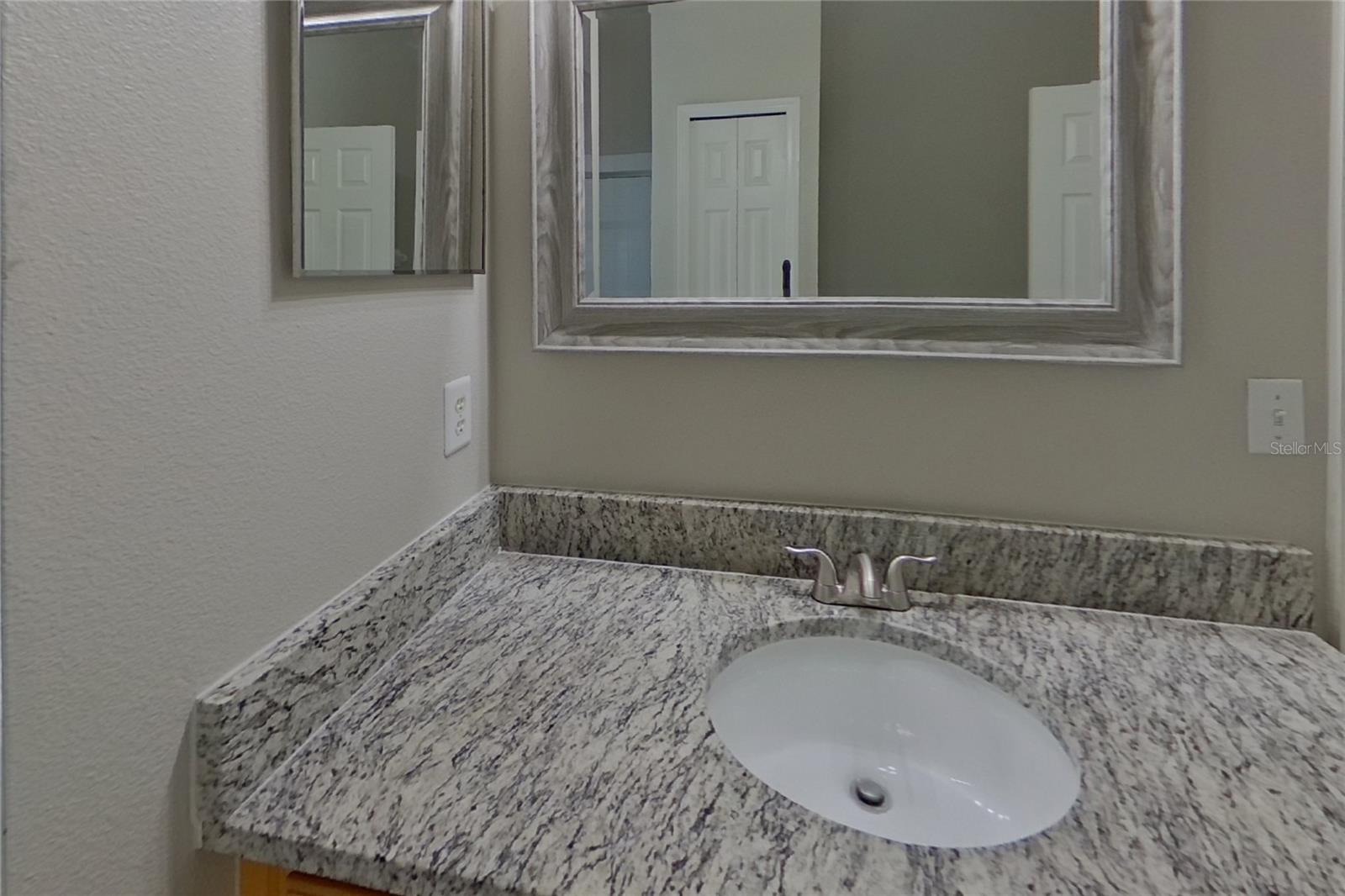 O6416366 Property Photo 7
