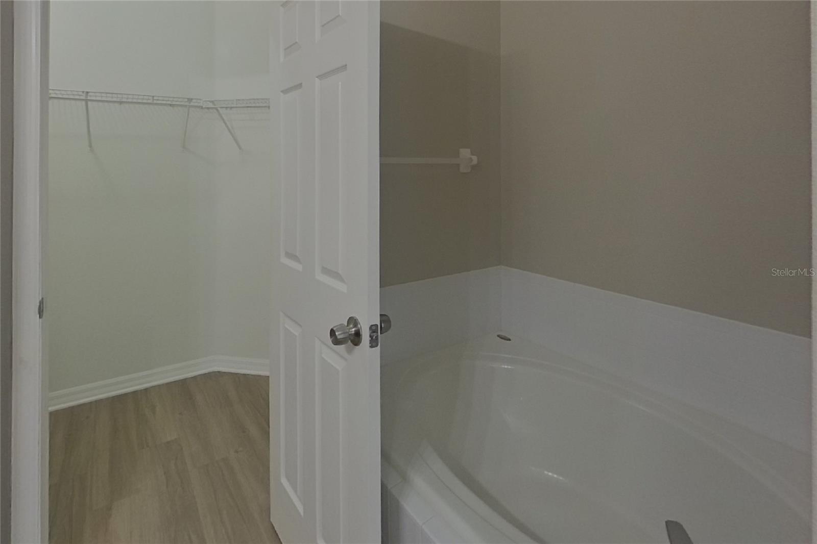 O6416366 Property Photo 9